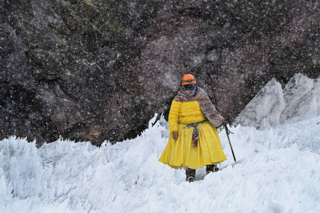 Senobio Llusco, pripadnik bolivijskih Ajmarov, je tradicionalnemu krilu dodal alpinistično opremo in se pridružil članom skupine National Geographica, da bi skupaj namestili meteorološko postajo na vrhu 6400 metrov visoke gore Nevado Ausangate v perujskih Andih.